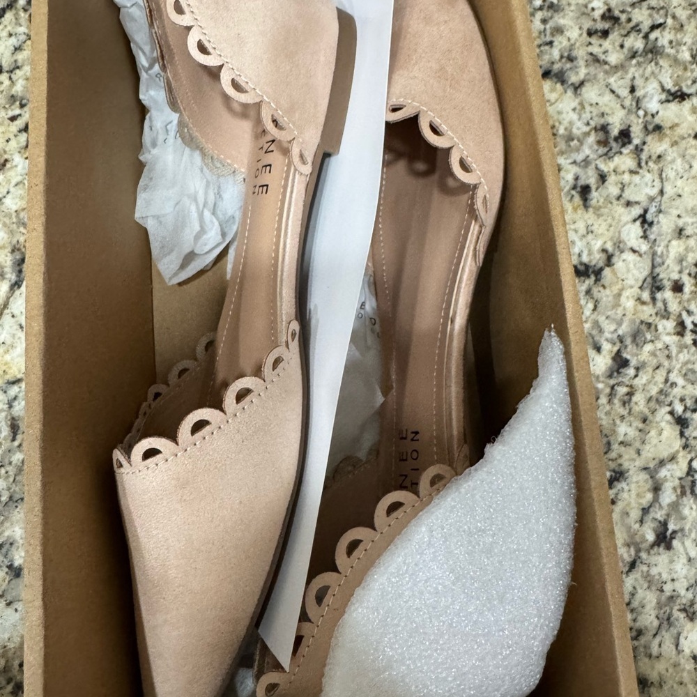 Journee Collection NWT Women's 10 Cream Scalloped Pointy Toe Nude Tan Flats - Picture 3 of 6